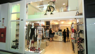 Loja Andreia Santana faz liquidação e oferece descontos de 50%