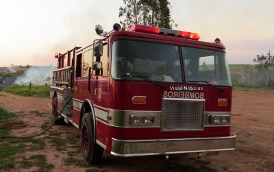 Bituca de cigarro causa incêndio em vegetação na SP-333