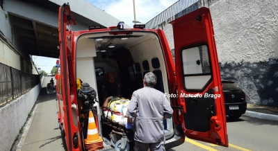 Mulher que caiu do viaduto no centro de Marília morre no HC
