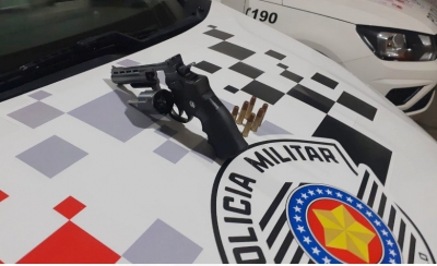 Caminhoneiro é preso pela PM após ameaças com simulacro de arma de fogo em Marília