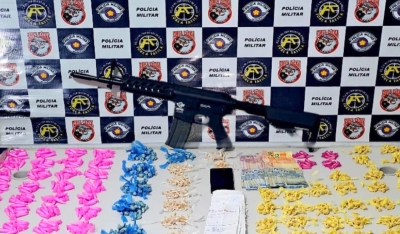 Traficante é preso com réplica de fuzil e drogas em Marília