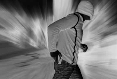 Criminosos assaltam adolescentes e rapaz