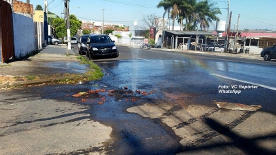 Vazamento se transforma em "chafariz" na zona Sul