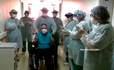 Equipe médica do HC comemora alta de paciente com a Covid-19