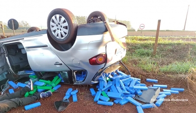 Traficante foge da Polícia Rodoviária, capota carro e droga fica espalhada