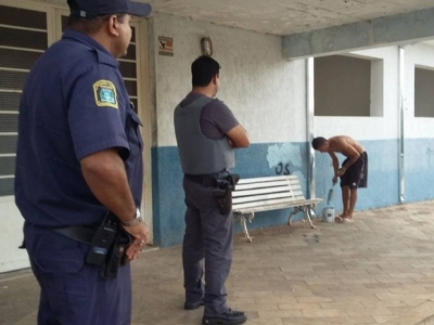 Após pichação, jovem paga tinta e remove ofensas