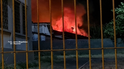 Incêndio destrói casa no centro de Pompeia