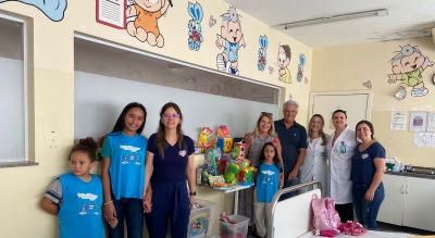 Crianças do Amor de Mãe doam brinquedos e livros à UPA Norte e ao PA Sul