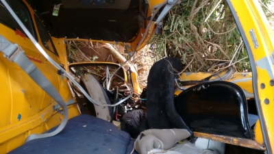 Caminhão cai na canaleta e motorista fica preso