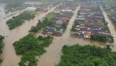 Chuva causa mortes, deixa carros submersos e bloqueia rodovias de SC