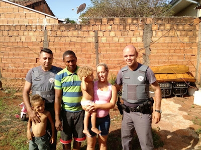 Policiais compram comida e aconselham pai endividado