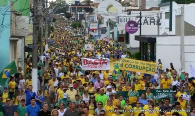 Protesto em Marília reúne mais de 10 mil pessoas