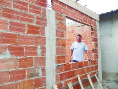 Pastor usa dízimo para construir casas para quem não tem moradia