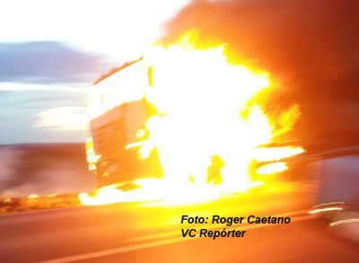 Caminhão pega fogo na BR-153 e causa congestionamento