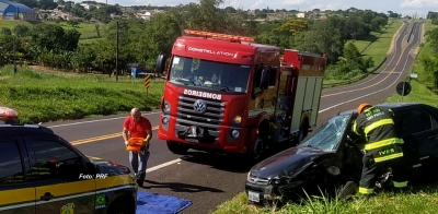 Mulher bate carro de frente contra carreta na BR-153 em Marília