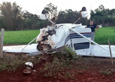 Avião com documentação vencida cai, piloto tenta esconder aeronave com lona e foge