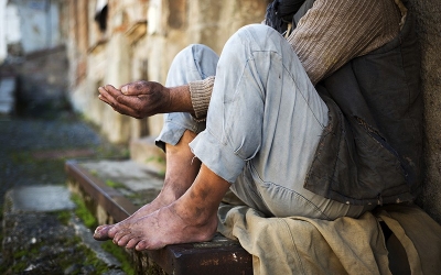 Morador de rua é solto após prisão por furtar galinha, legumes e uma panela