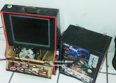 Filho denuncia que pai gastava aposentadoria em "maquininha de dinheiro" e PM faz apreensão