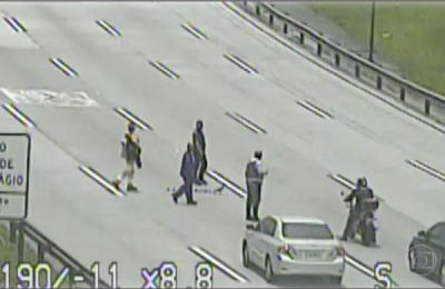 Policiais param estrada para família de patos atravessar