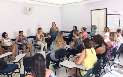 Em visita à Gota de Leite, gestantes assistiram palestra com psicóloga