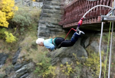 Idosa de 91 anos pula de bungee jump 
