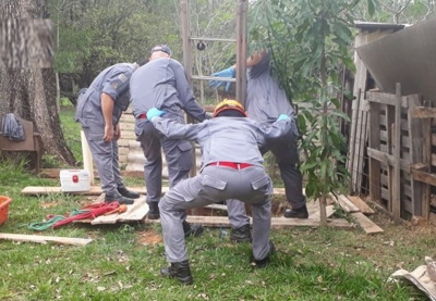 Mulher cai em buraco de quatro metros de profundidade e é salva pelos Bombeiros