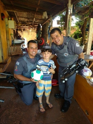 PMs realizam sonho de aniversário de garoto