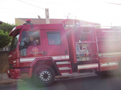 Fogo em lixeira atinge o forro de padaria na Av. Vicente Ferreira