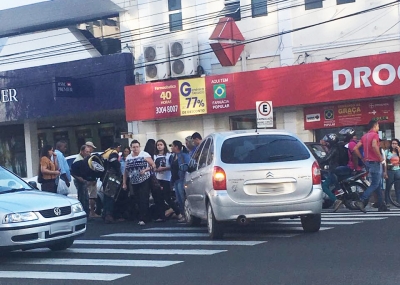 Idosa é atropelada em cruzamento no centro