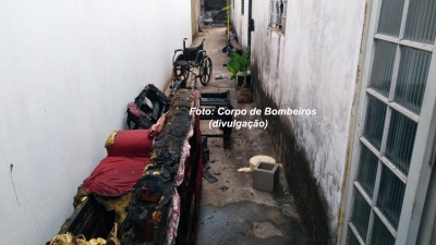 Cadeirante morre durante incêndio na região. Em outro caso, vítima foi salva por cãozinho