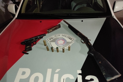 Procurado por dívida de pensão é preso com espingarda e munições
