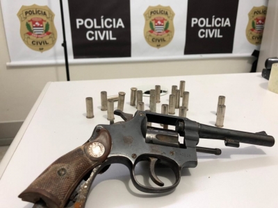 DIG prende homem com revólver e munições na região leste