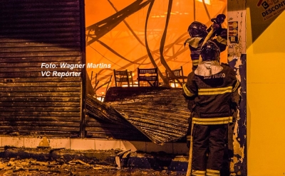 Bombeiros controlam incêndio, mas loja de móveis fica destruída