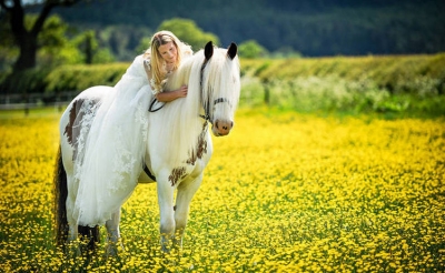 Mulher salva cavalo abandonado e vai com ele ao próprio casamento