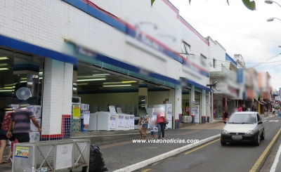 Ladrões invadem loja no centro e levam celulares e notebooks
