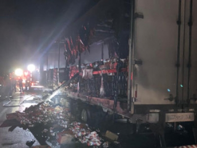 Carreta carregada com leite pega fogo na Rodovia Castello Branco 