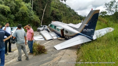 Avião faz pouso forçado em estrada. Veja fotos e imagens!
