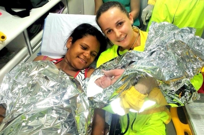 Equipe de resgate da Entrevias faz parto de mulher na SP-333, em Marília