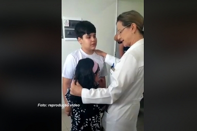 Emoção: Crianças tocam "sino da vitória" após vencer tratamento contra o câncer em Marília