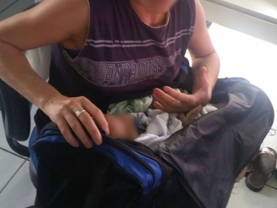 Casal é detido levando bebê dentro de mala