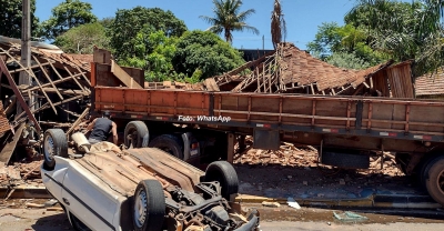 Carreta atinge carros, destrói casa e deixa três pessoas feridas na SP-294