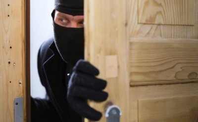 Criminoso abre buraco em parede de empresa, mas sai com as mãos vazias 