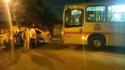 Colisão entre carro e ônibus na zona norte