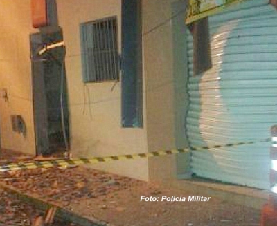 Quadrilha atira em policiais após explodir caixas eletrônicos