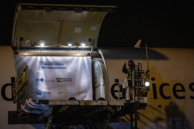 Carregamento com 3,2 milhões de doses da Pfizer chega ao Brasil