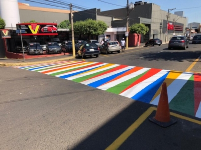 Faixa de pedestres colorida chama atenção em rua de cidade na região