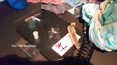 Perigo nas estradas: caminhoneiro é flagrado cheirando cocaína enquanto dirigia