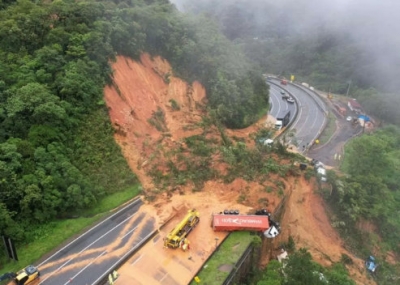 Após 50 horas de buscas, equipes de resgate chegam a carros soterrados no Paraná