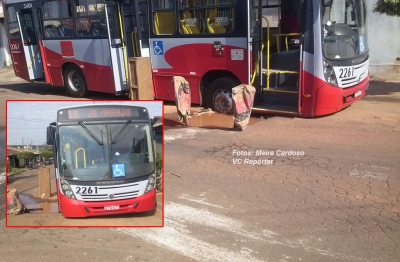 Ônibus fica enroscado após cair em buraco