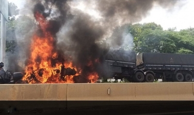 Carreta pega fogo após perder roda e se envolver em acidente